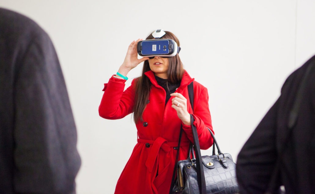 Virtual Reality Frankfurt auf der B3-Biennale 2017 Besucherin mit Virtual Reality Brille auf der B3-Biennale