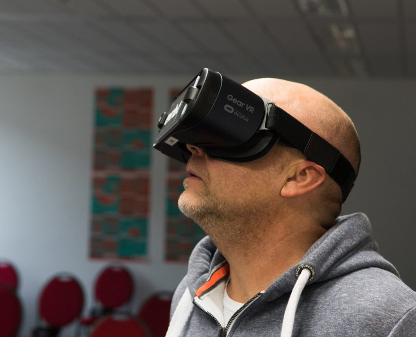 Donnerstag auf der B3-Biennale Mann mit VR-Brille