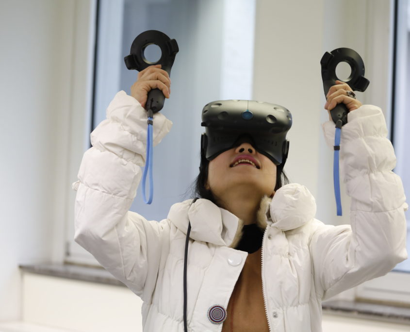 Freitag auf der B3-Biennale Frau trägt VR Brille und VR Controller