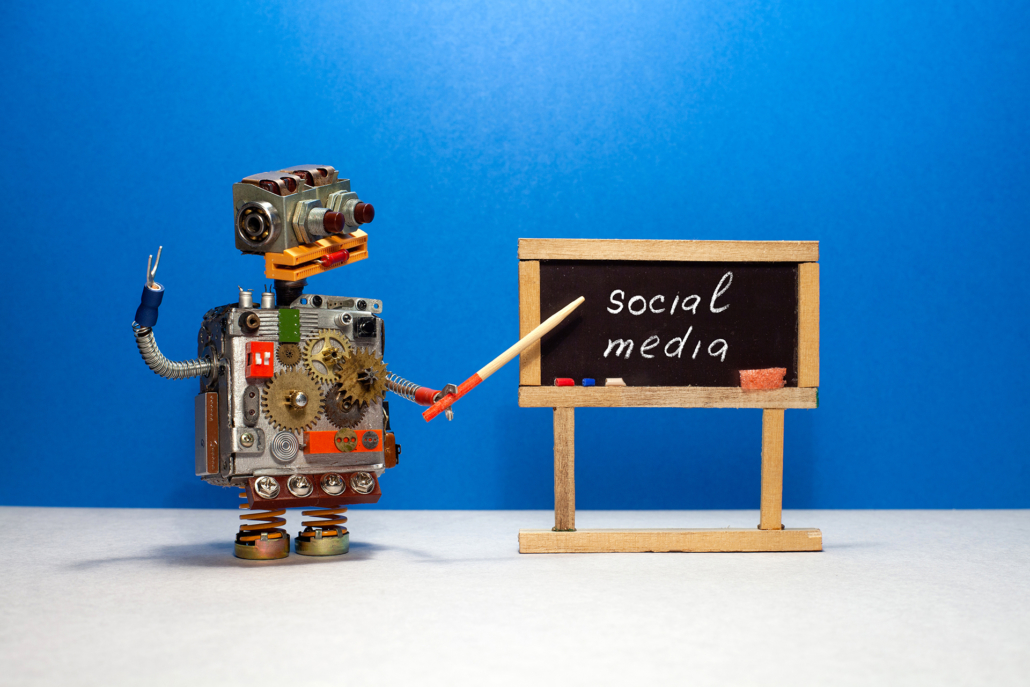 Roboter zeigt auf Tafel mit der Beschriftung social media