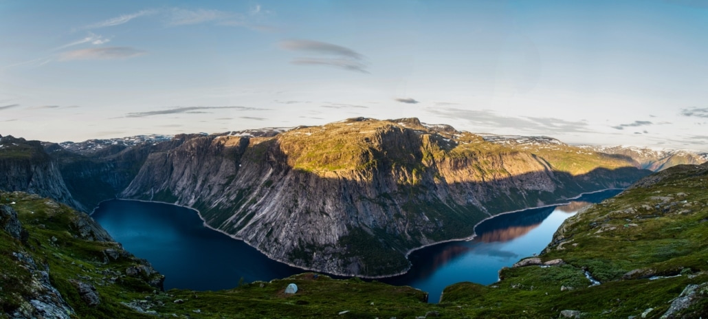 Eine Gebirgslandschaft an einem Fluss in einem der besten 360 Grad Videos.
