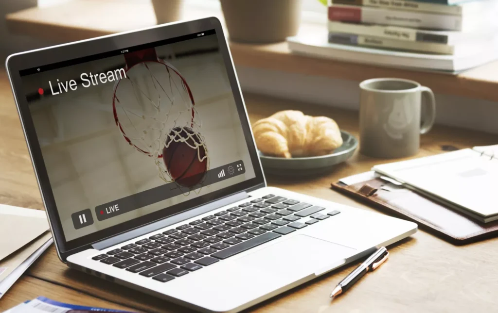 Ein Laptop zeigt ein Live-Streaming auf einer unbekannten Plattform.