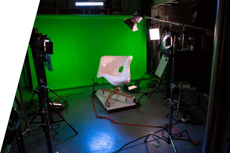 Ein weißer Stuhl vor einem Greenscreen in einem Making-of eines Samsung Werbefilms.