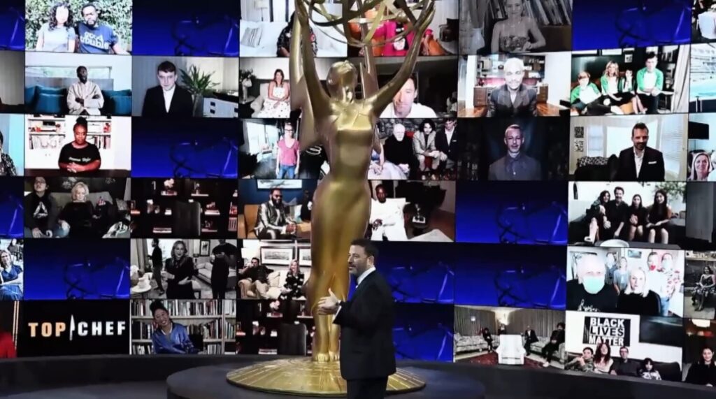 Zahlreiche Livestream-Bildschirme während der Hybridveranstaltung Emmys als Beispiel für hybride Events.