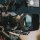 Das Vorschaubild für die Filmproduktion-Tipps zeigt das Objektiv einer professionellen Filmkamera.
