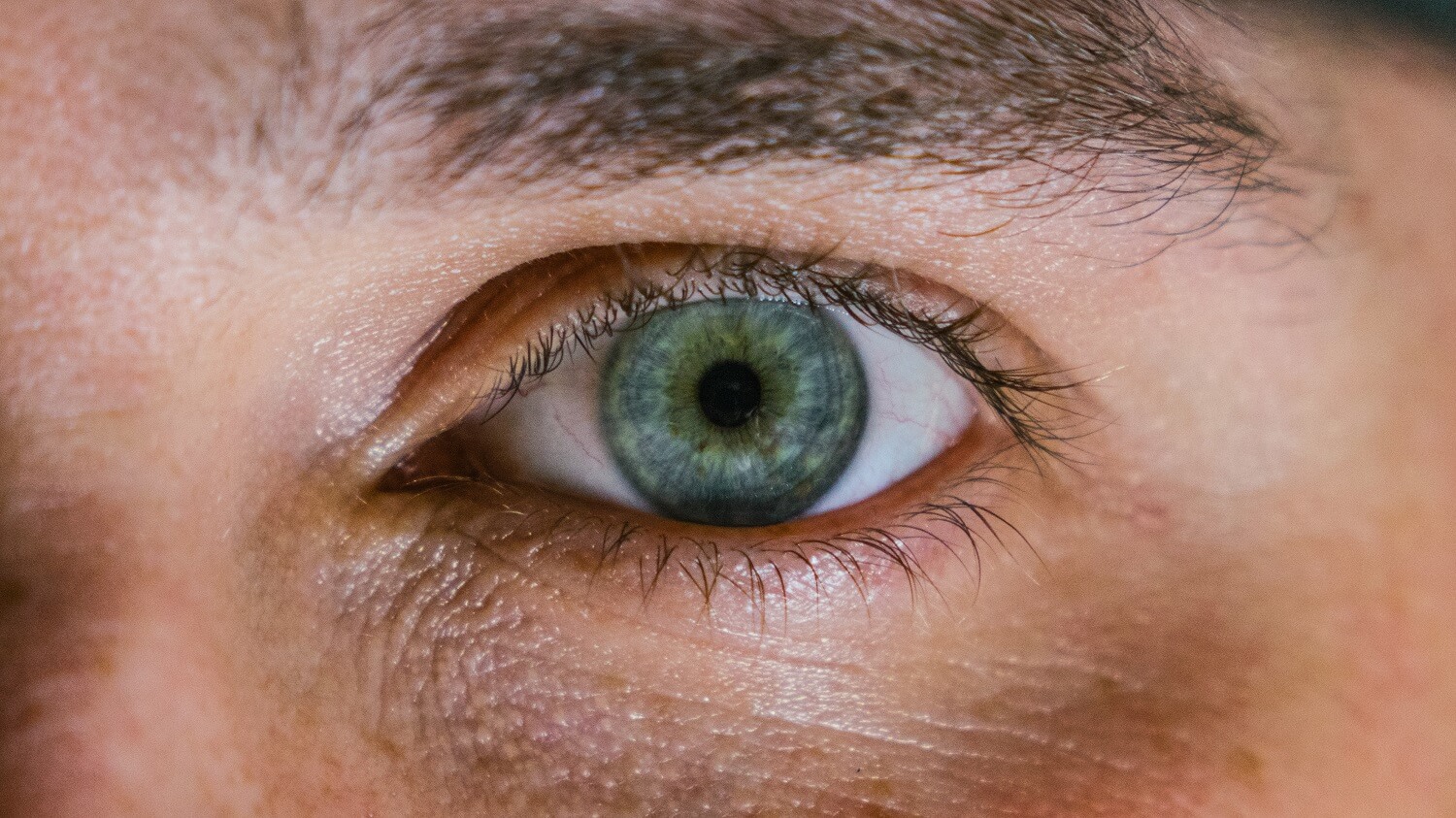 Ein extreme close up fokussiert ein menschliches Auge.