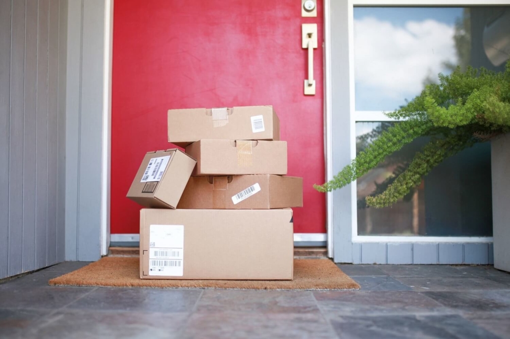 Pakete vor einer Tür, nachdem überzeugende Amazon Produktvideos angesehen wurden.
