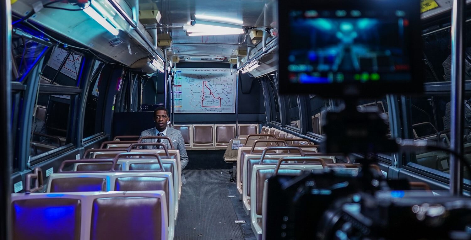 Filmset in einem Bus.