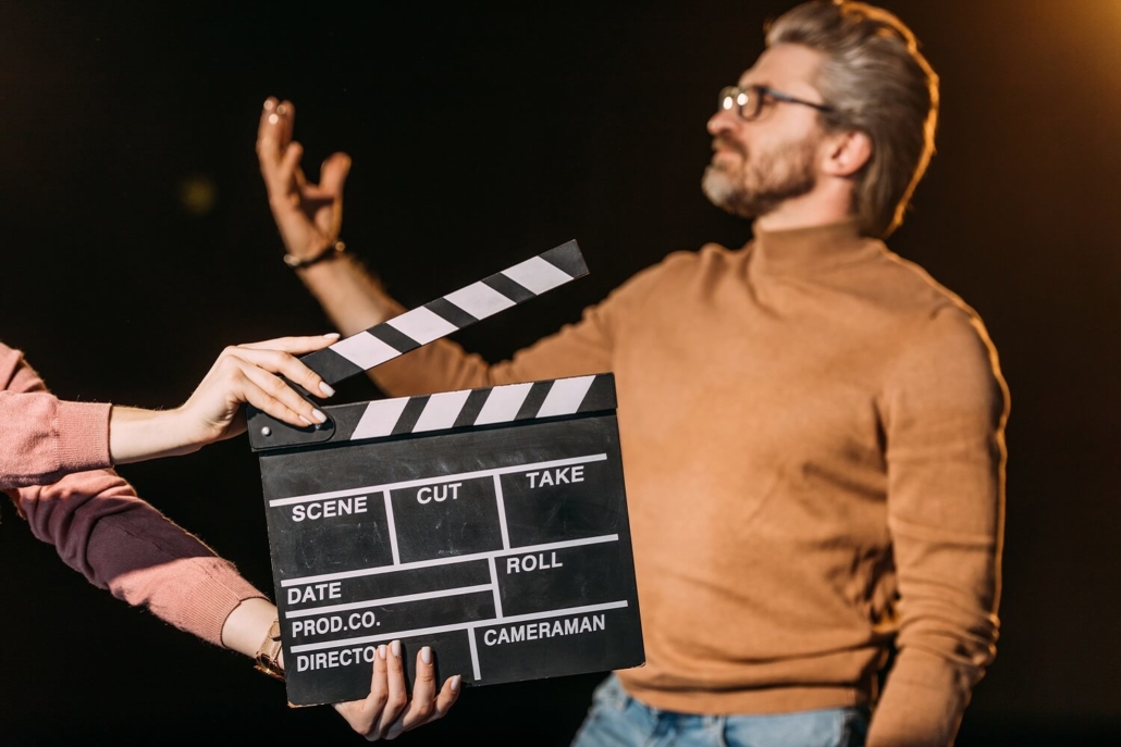 Schauspieler vor Filmklappe als Faktor für die Produktvideo Kosten.