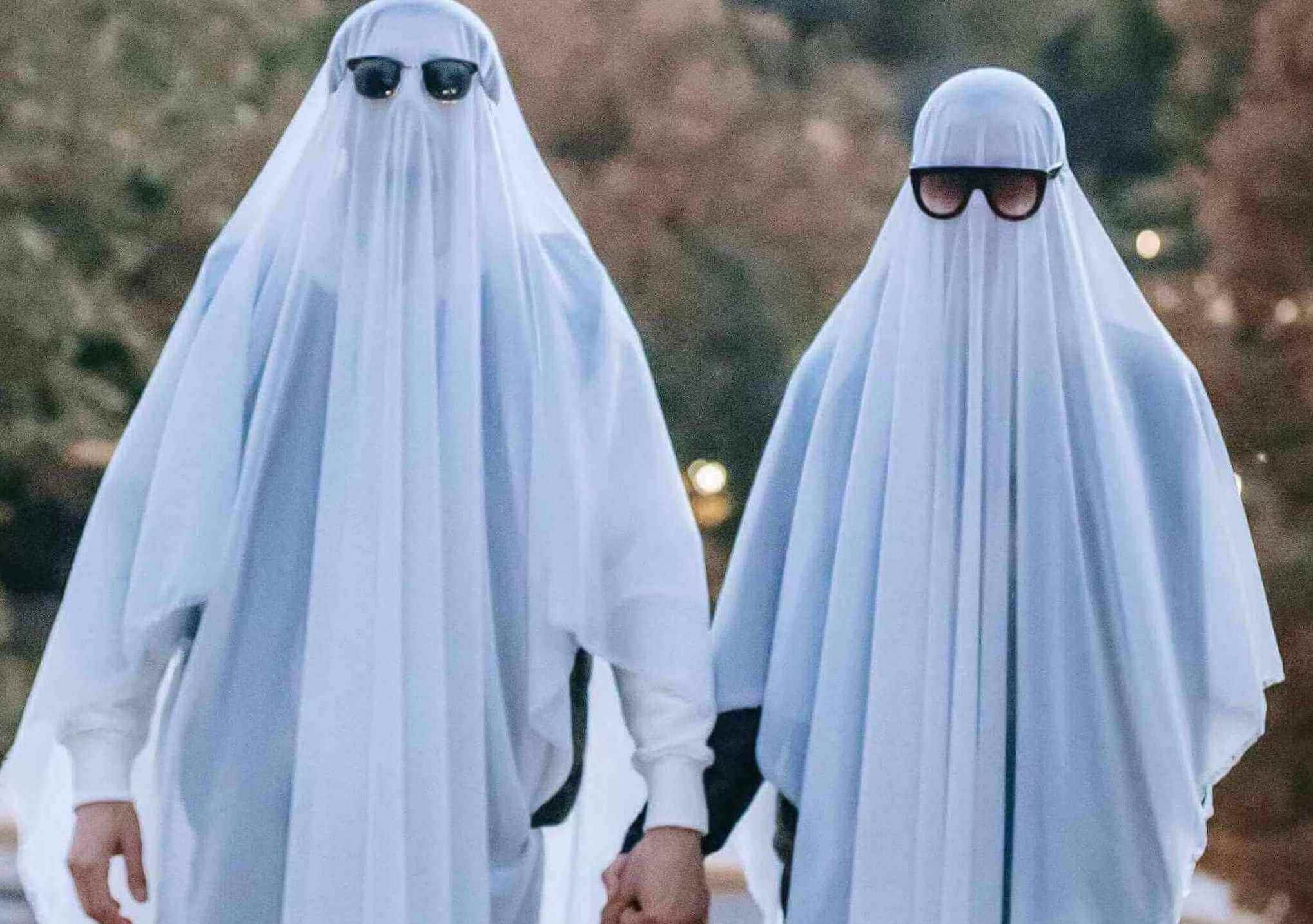 Zwei Menschen verkleidet als Geister mit einer Sonnenbrille in einer Horrorkomödie.