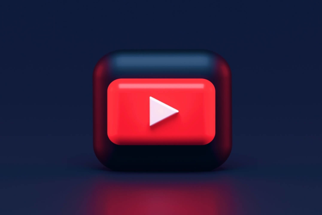 Ein rotes und rundes YouTube App Icon wird auf einem dunklen Hintergrund angezeigt.