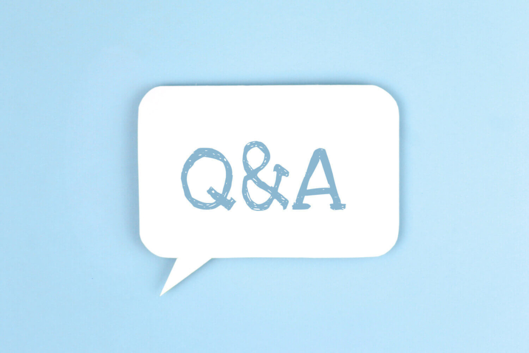 Eine weiße Sprechblase mit der Aufschrift "Q&A" auf einem babyblauen Hintergrund.