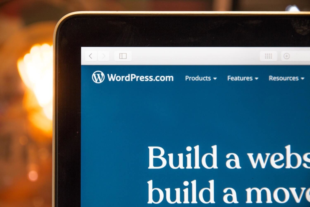 Ein Monitor zeigt eine WordPress-Website, auf der ein Video eingebunden werden soll.