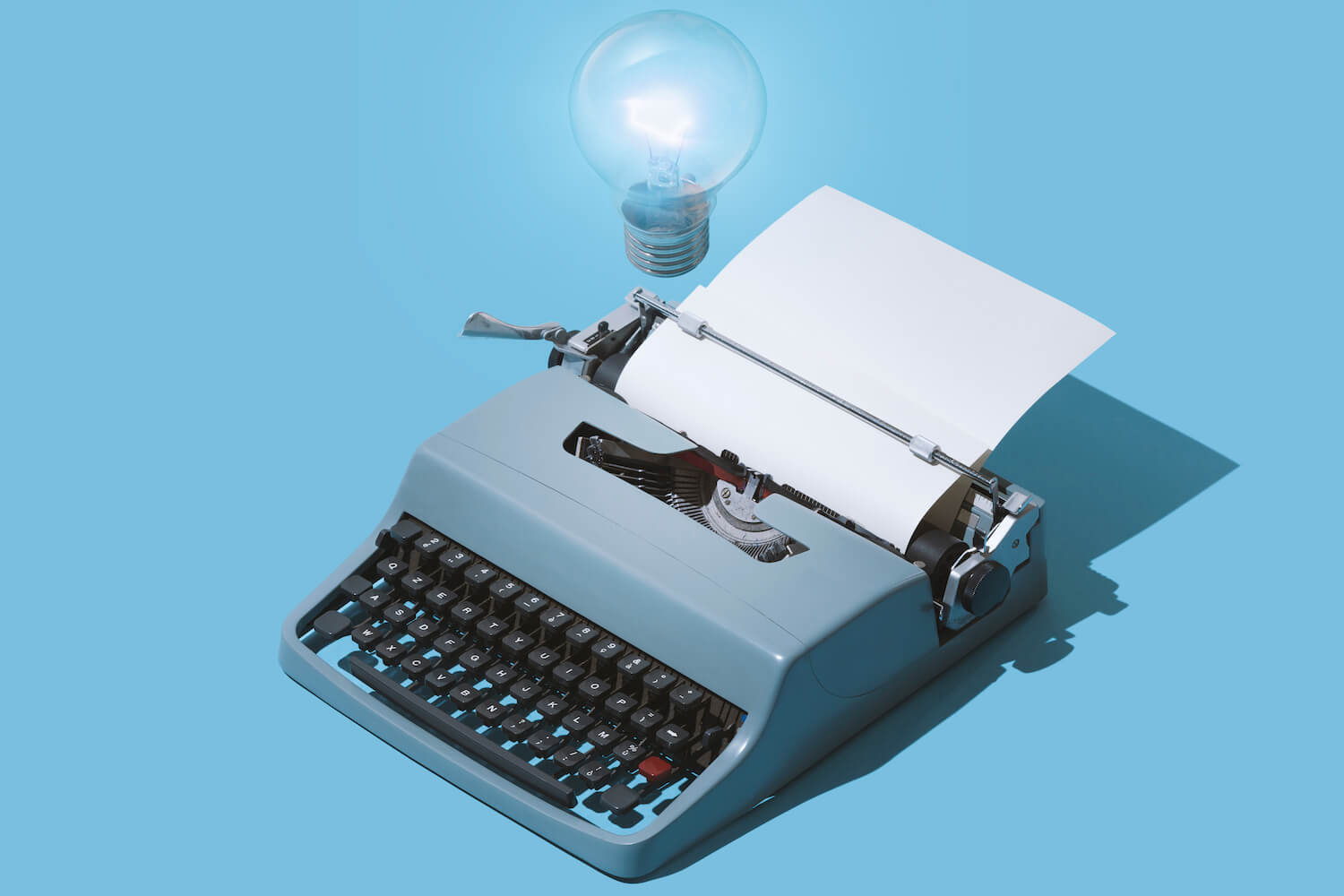Eine Gluehbirne schwebt über einer Schreibmaschine und symbolisiert das kreative Storytelling in Videos.