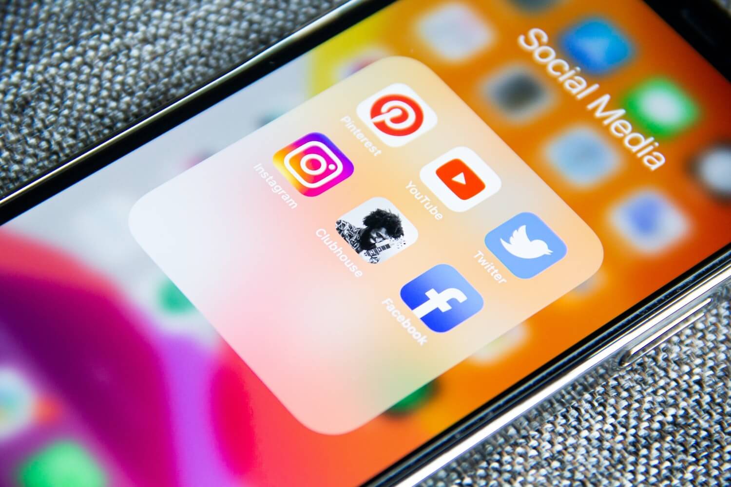 Bildschirm eines Smartphones, auf dem die Icons verschiedener Sozialer Netzwerke zu sehen sind.