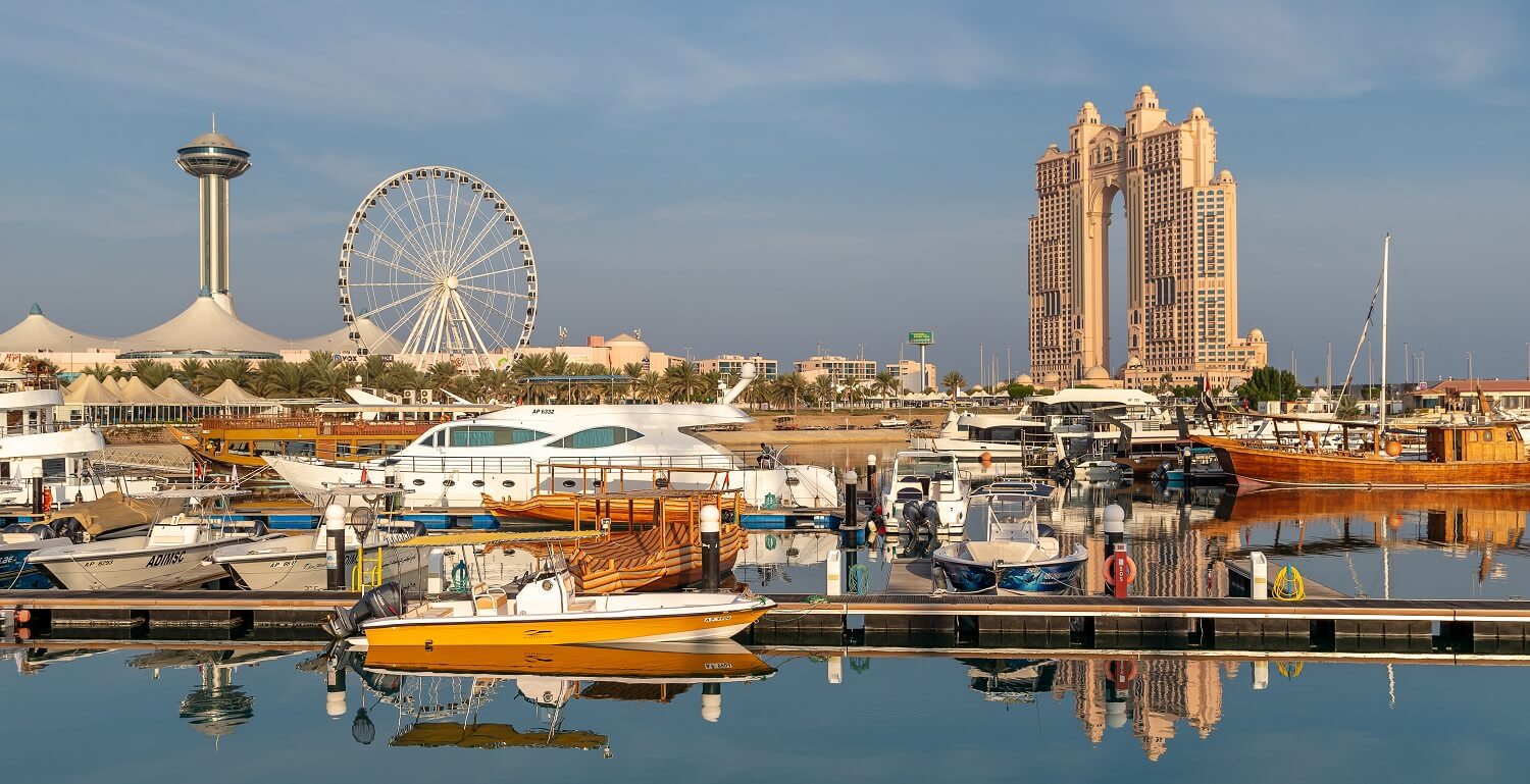 Ein Re-establishing Shot zeigt einen Hafen in Abu Dhabi, an dem sich Geschehen der Filmszene abspielt.