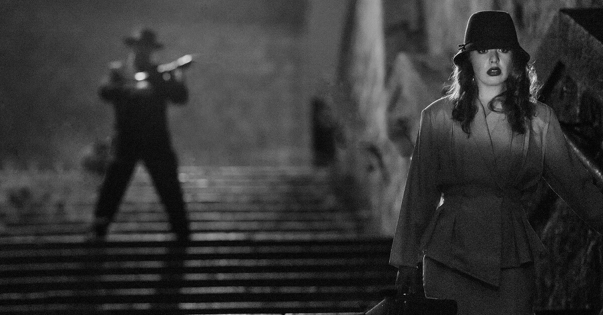 Eine Rückblende in einem Detektivfilm zeigt eine Frau, die eine Treppe herabsteigt und dabei verfolgt wird.