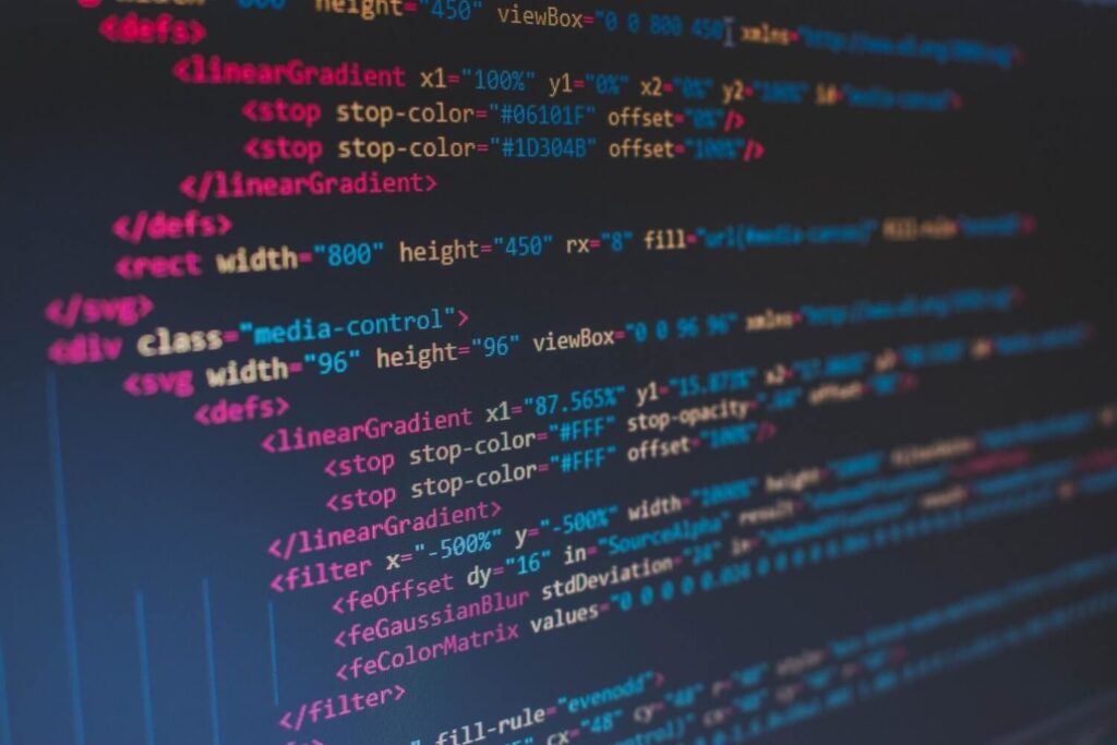 Ein Computer Bildschirm, der verschiedene HTML Code Elemente anzeigt.