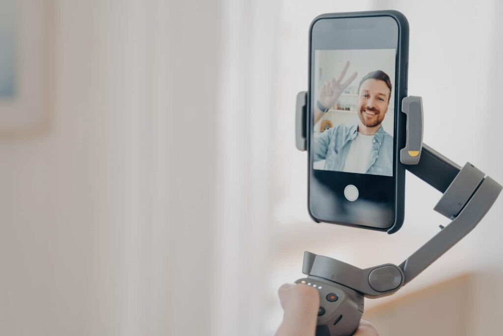 Ein Kardanischer Stabilisator (Gimbal Stabilizer) hält ein iPhone, um ein unverwackeltes iPhone Video aufzunehmen.