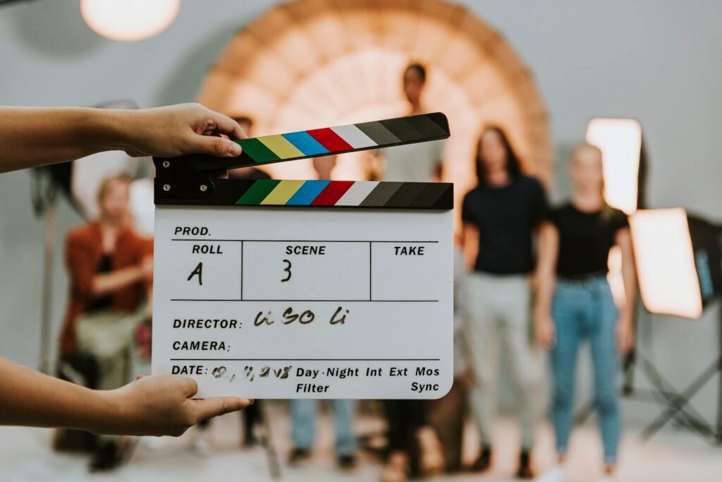 Eine Filmklappe wird vor Beginn des iPhone Videos geschlagen, um das Startsignal für die Aufnahme zu geben.