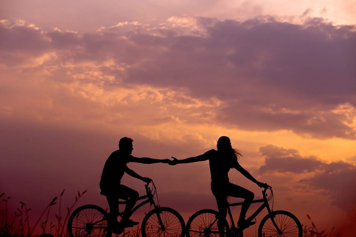 Ein junges Paar fährt in einer Szene eines Coming-of-Age-Films zusammen Fahrrad.