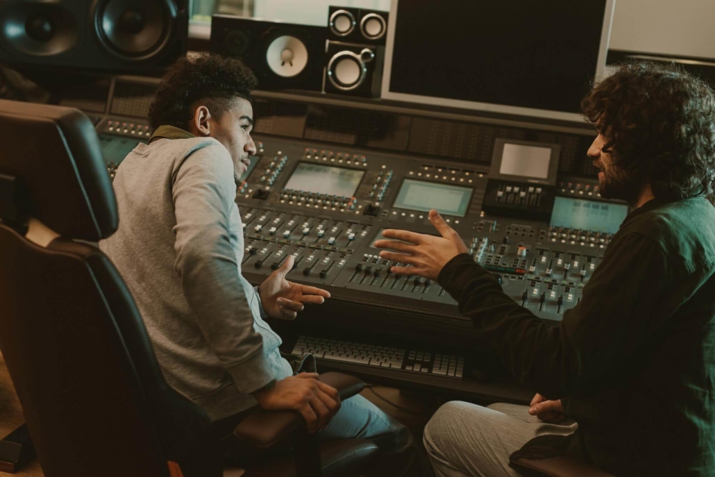 Zwei Männer sprechen über das Sounddesign im Tonstudio.