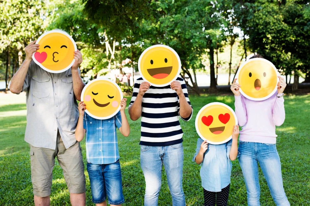 Familie mit Emojis zeigt Live-Reaktionen auf Shopping-Livestream.