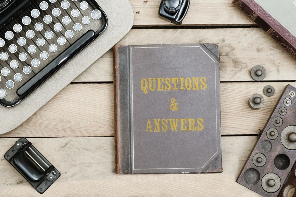 Buch mit Fragen und Antworten für ein Live Shopping Event auf einem Tisch.