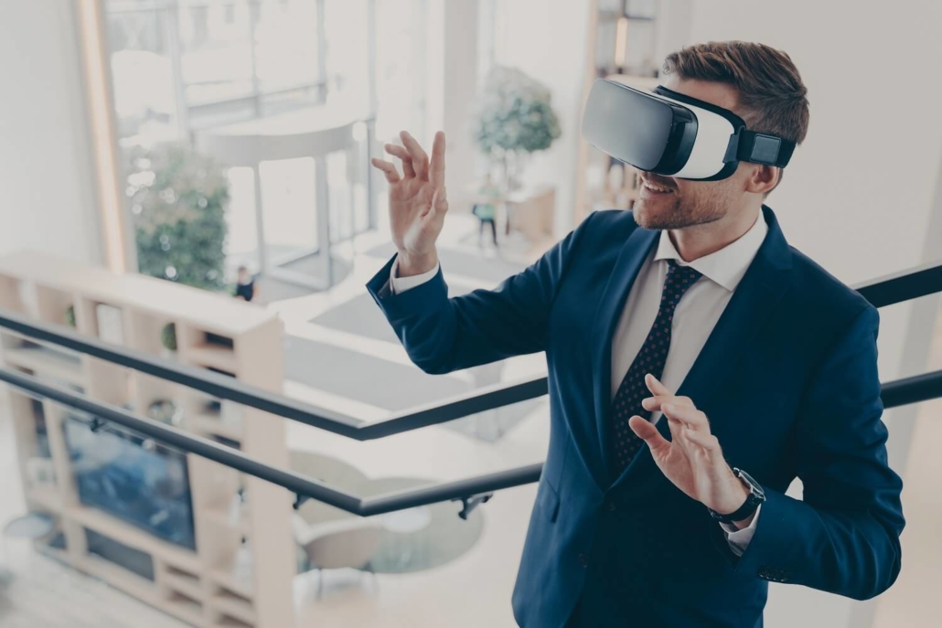 Ein Mann mit einer VR-Brille nimmt begeistert an einem Live Commerce Event teil.