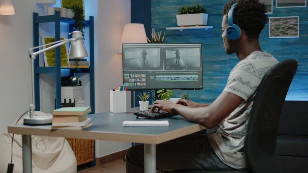 Ein Mitarbeiter einer Agentur bearbeitet ein Instagram Video an seinem Computer.