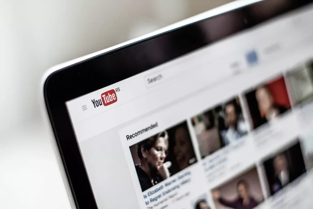 YouTube Suchleiste mit Videovorschlägen.