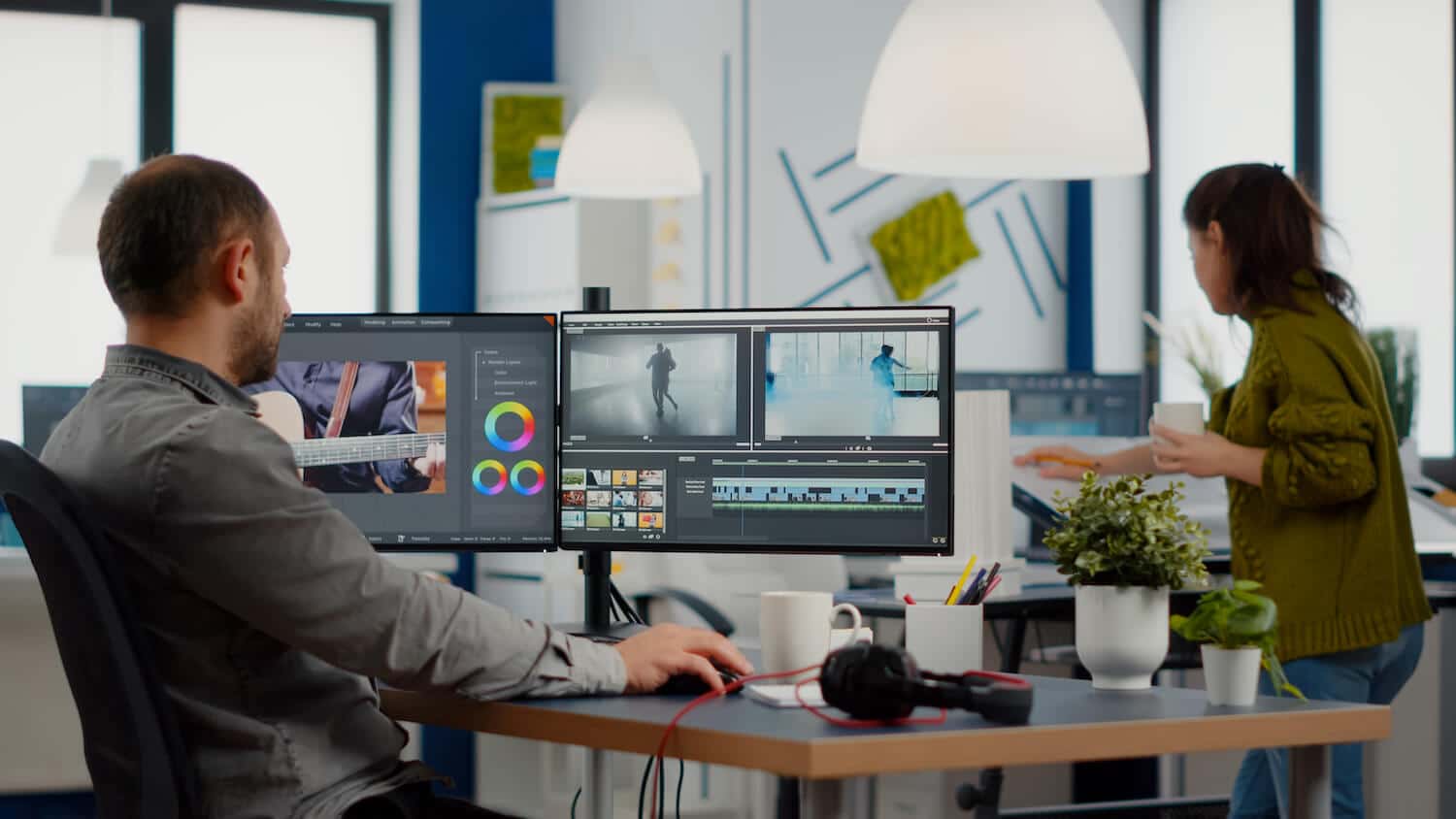 Ein Mitarbeiter einer Erklärvideo Agentur bearbeitet ein Erklärvideo an seinem Computer.