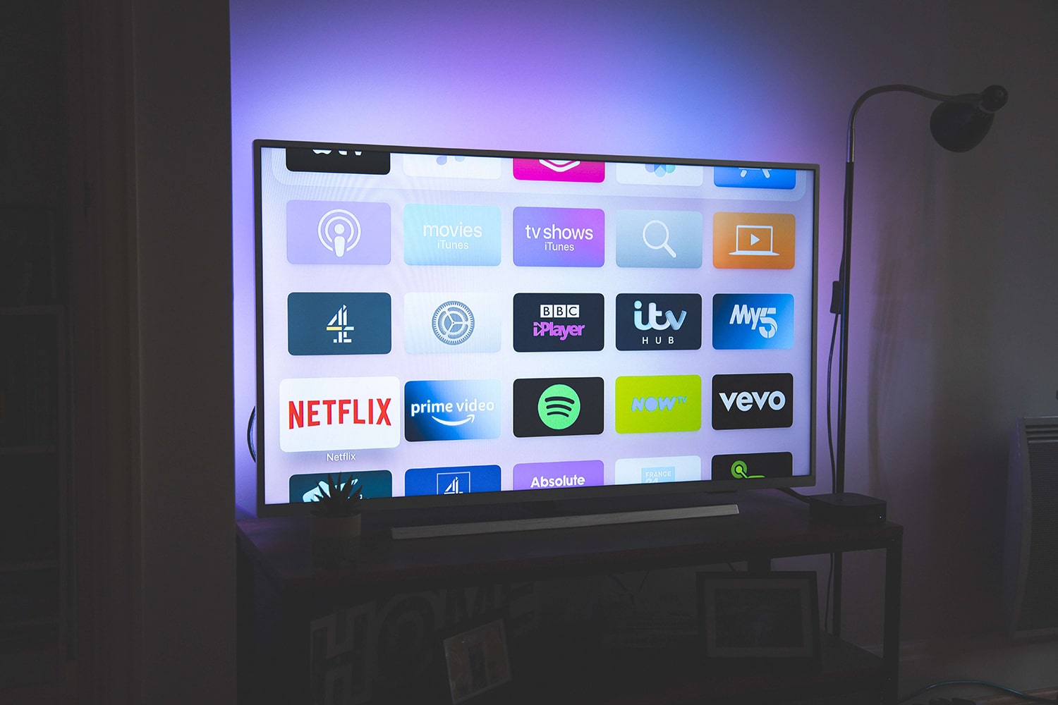 Ein Smart-TV mit unterschiedlichen Apps.
