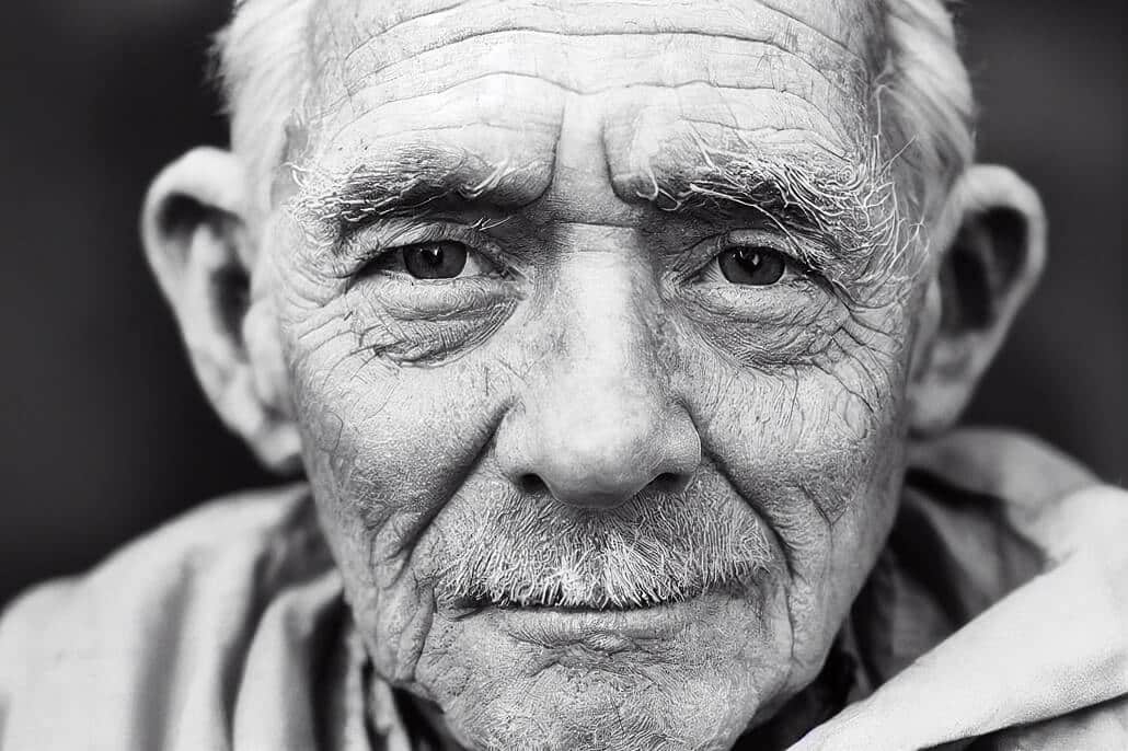 Gesicht eines alten Mannes in einem durch generative AI erzeugten Schwarz-Weiß-Bild.
