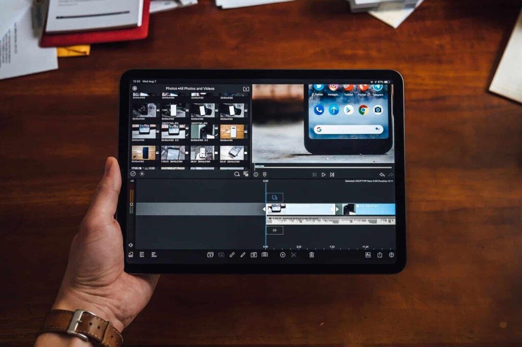 Eine Person schneidet ein Produktvideo mit iMovie.