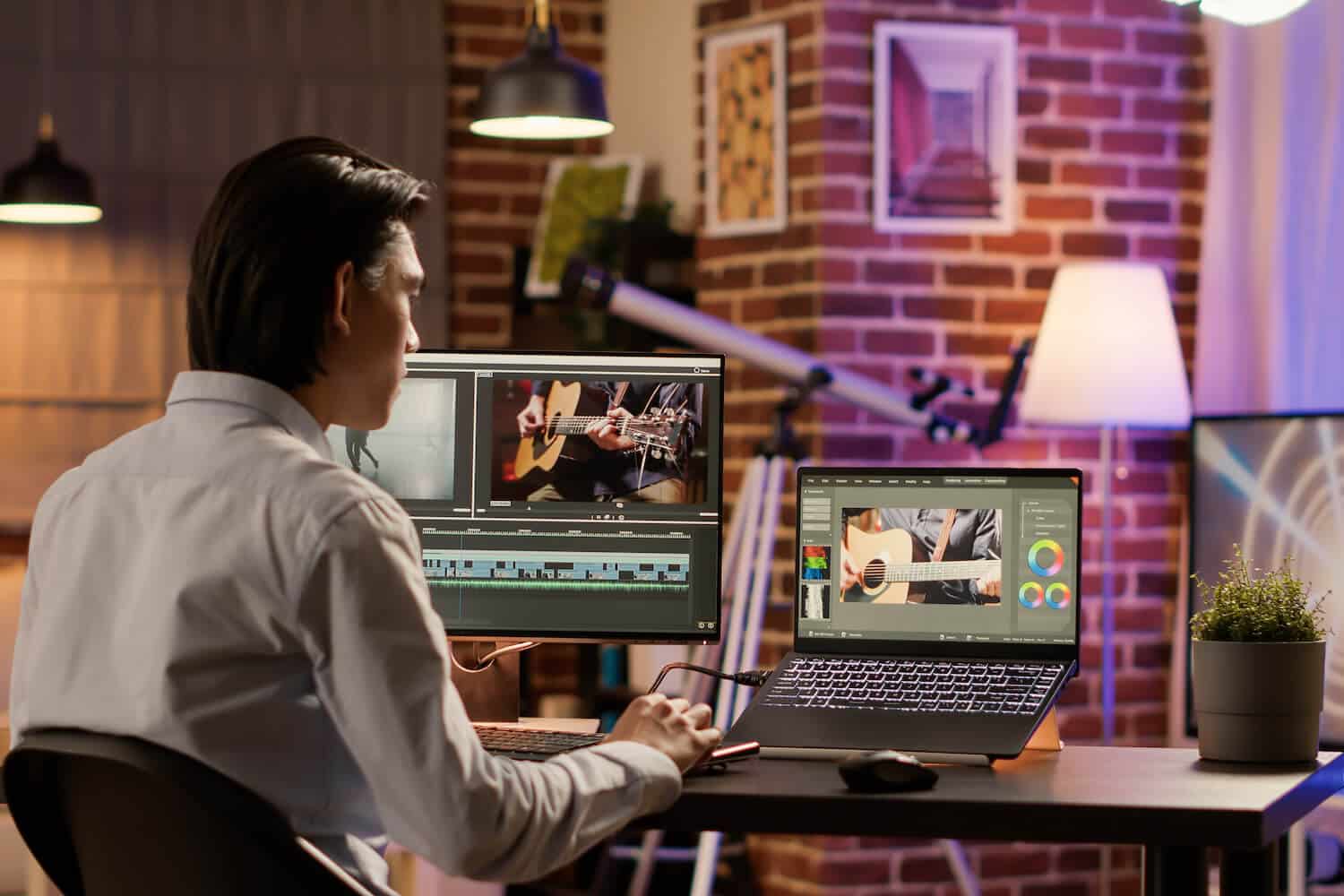 Ein Mitarbeiter einer Erklärvideo Agentur bearbeitet ein Erklärvideo an einem Laptop.