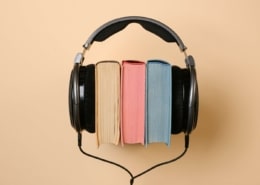 Ein Stapel Bücher zwischen Kopfhörer