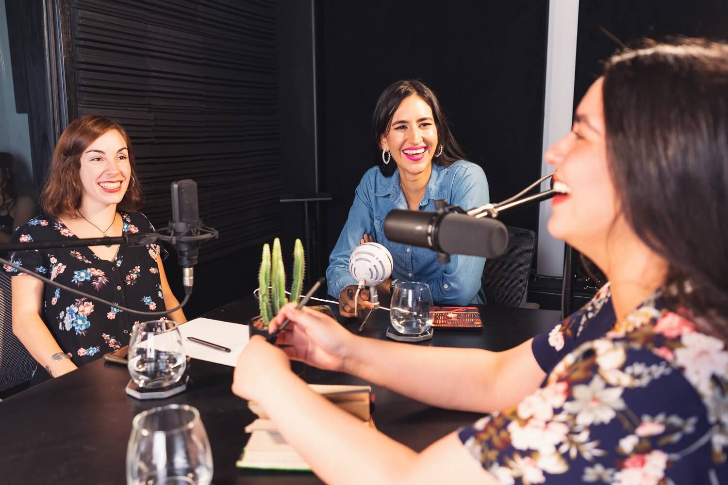 Drei Frauen unterhalten sich während eines Employer Branding Podcasts miteinander.
