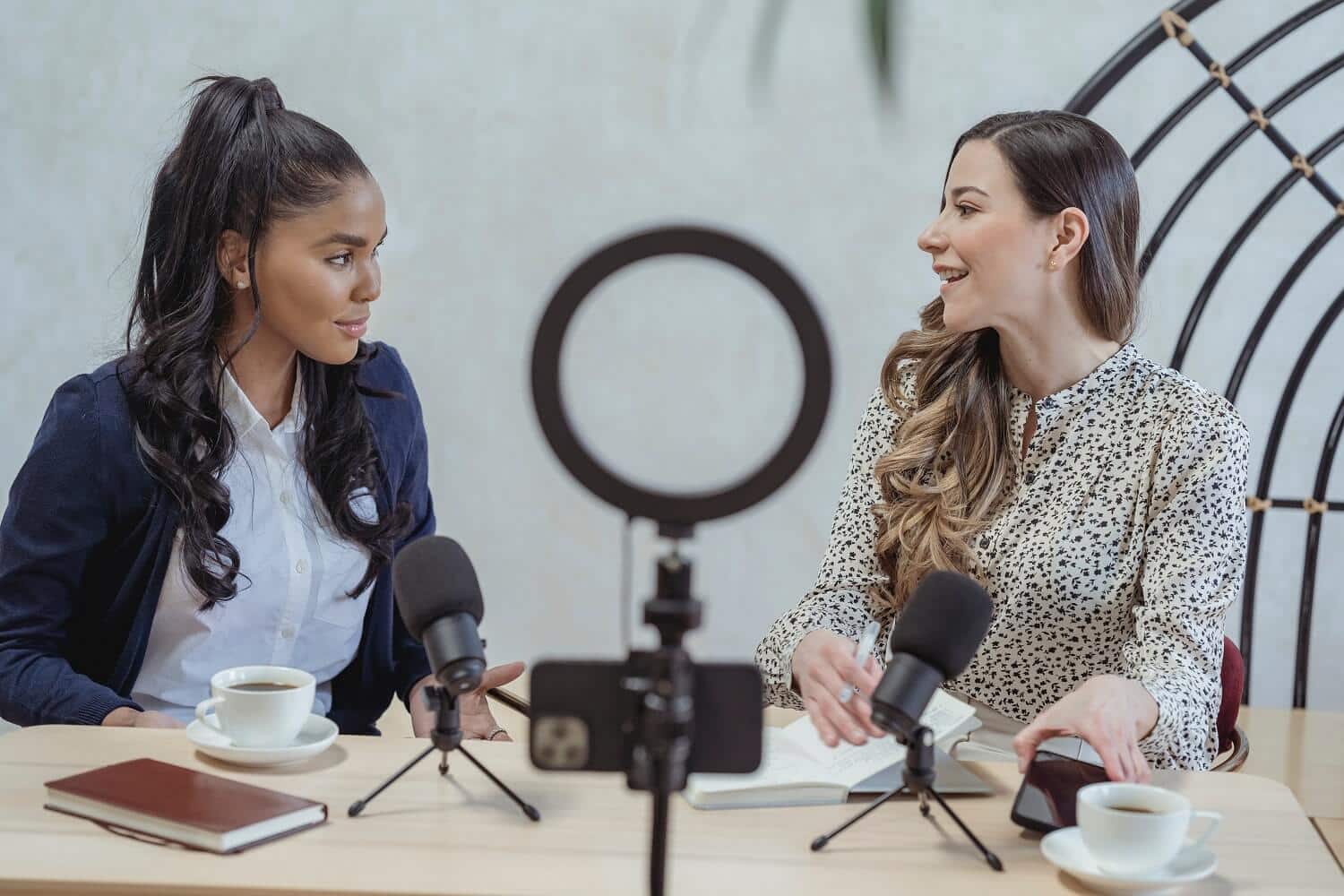 Zwei Business-Frauen nehmen einen Podcast auf