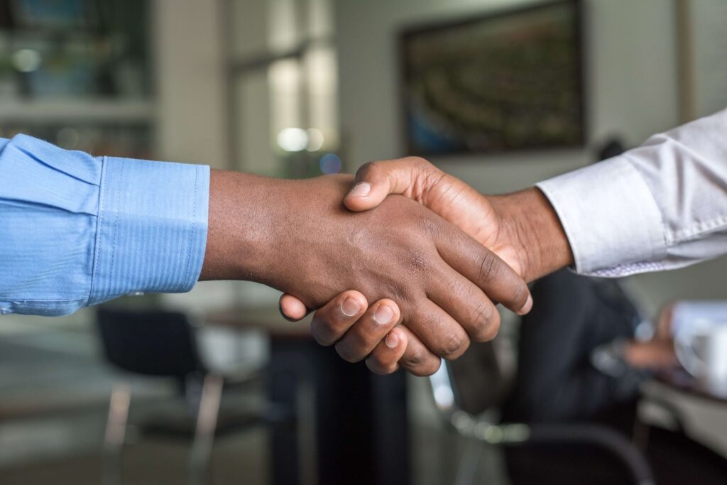 Unternehmen stellt neuen Mitarbeiter ein nach erfolgreichem Recruitment-Video