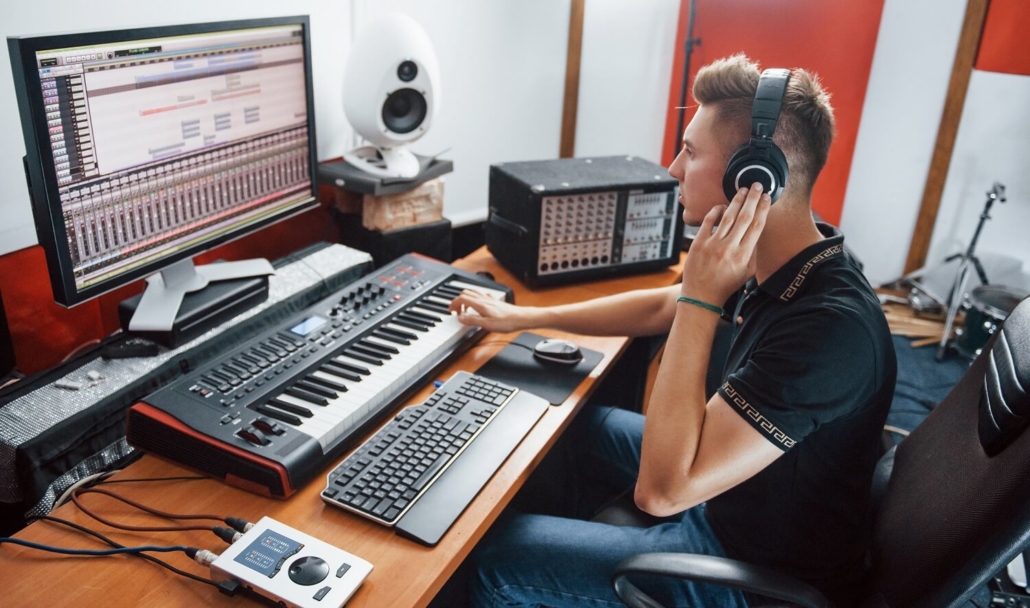 Ein Toningenieur übernimmt bei einer Agentur für Radiowerbung das Sounddesign.