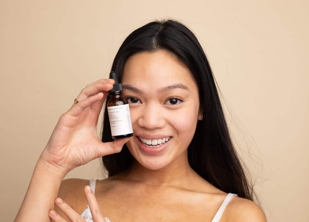 Eine YouTuberin zeigt ein Beautyprodukt in einem Testimonial Video.