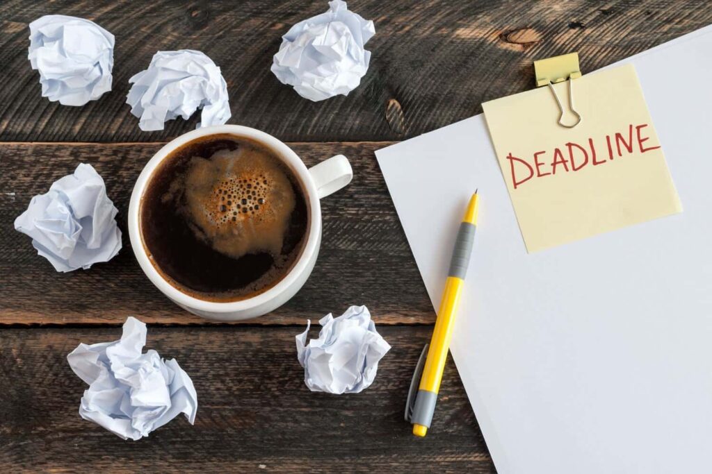 Ein Zettel mit einem Deadline-Vermerk für das Videobriefing.