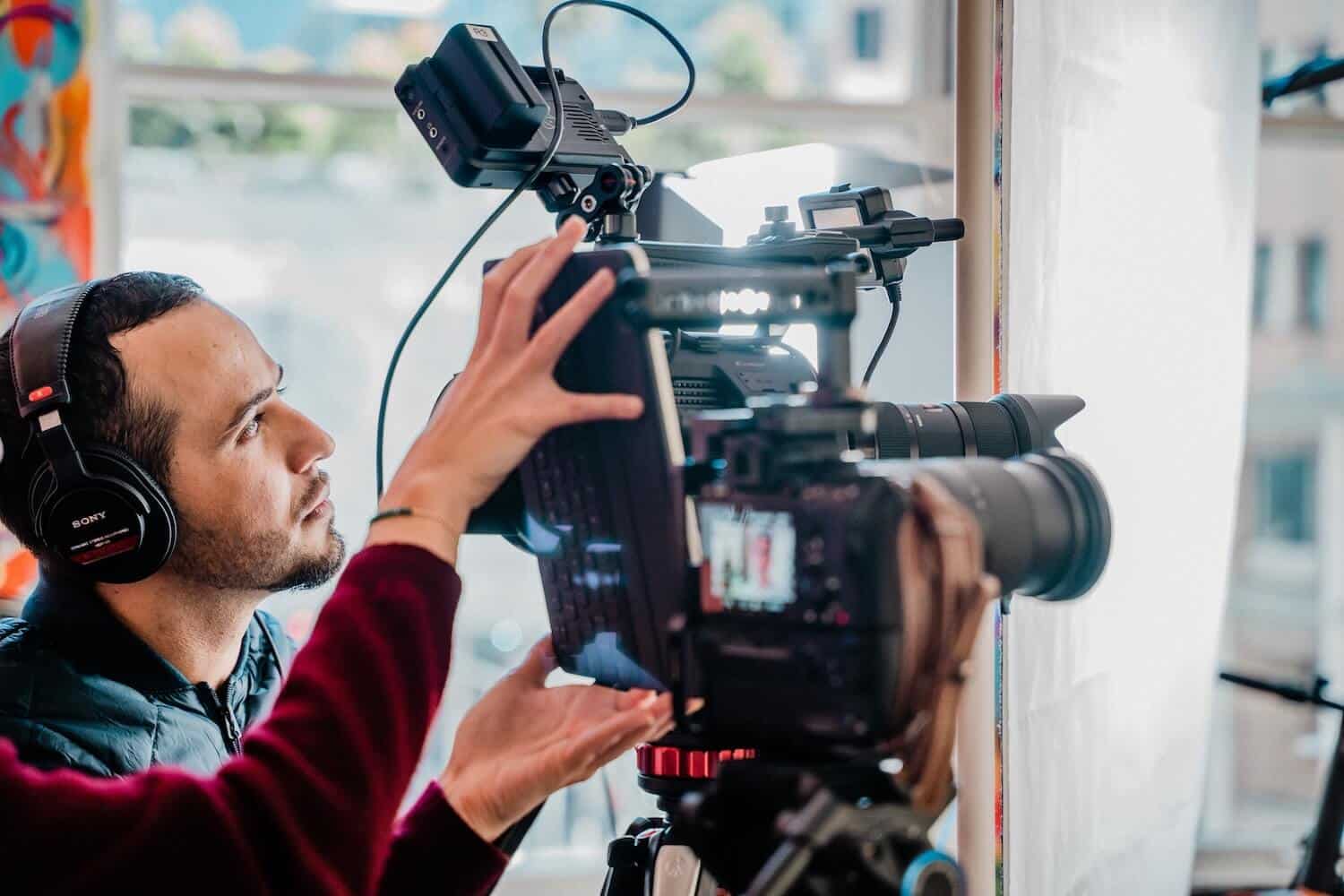 Ein Experte steht hinter der Kamera und filmt eine Videoanleitung.