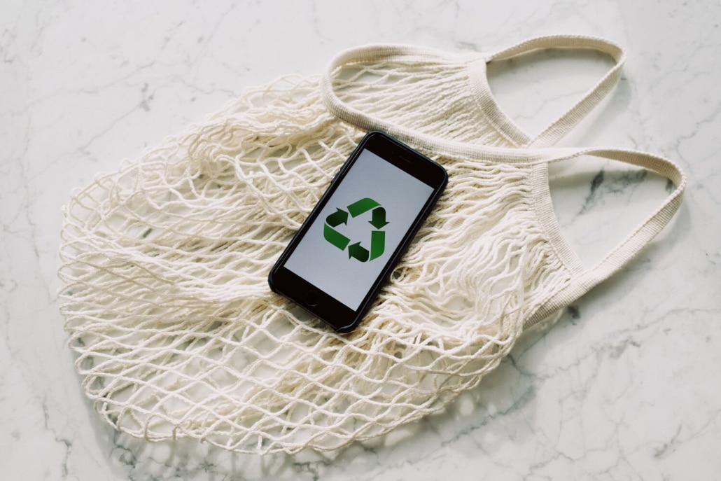 Ein Smartphone mit einem Recycling-Symbol.