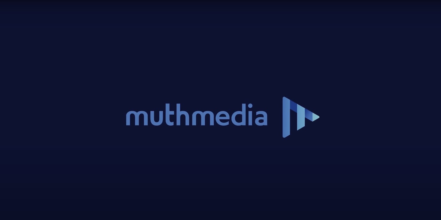 Das muthmedia Logo vor einem dunklen Hintergrund. 