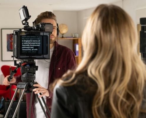 Ein aufgebauter Teleprompter beim Einsatz in einem selbst gebauten Aufnahmestudio.