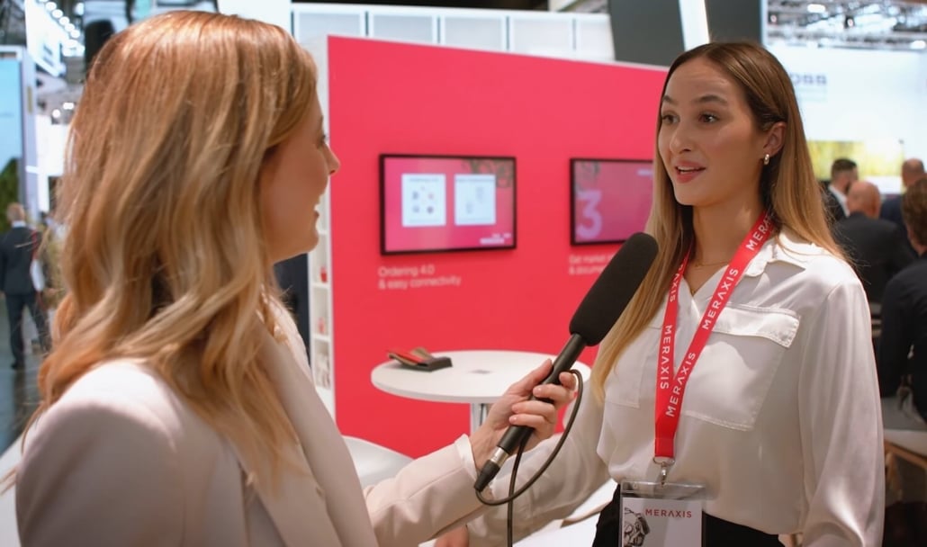 Eine Frau wird in einem Interview Video von einem Event befragt.