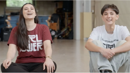 Zwei lachende Mädchen in einem Ausschnitt aus dem Eventfilm für den deutschen Olympischen Sportbund.