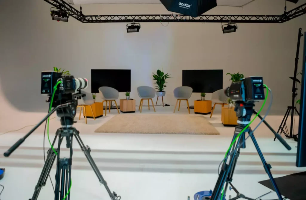 Eine Livestream Location, die von zwei Kameras für eine externe Livestream Veranstaltung aufgezeichnet wird.